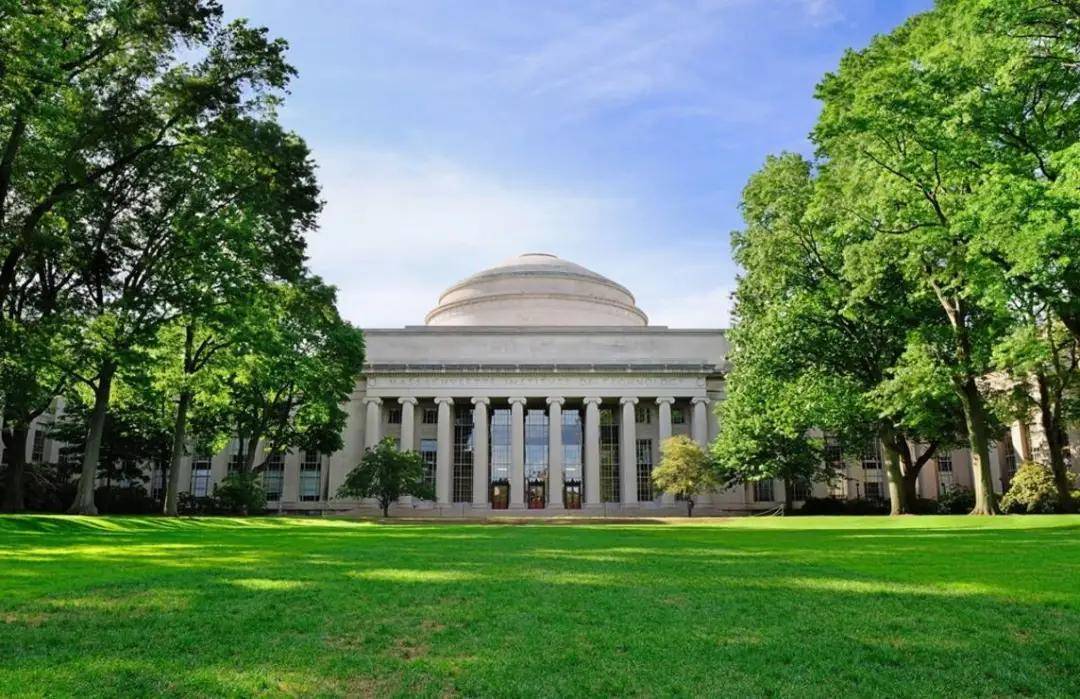 炸了！耶鲁官宣重磅新政：家庭年收入20万美金以下，学费全免！中产读藤校不再是梦